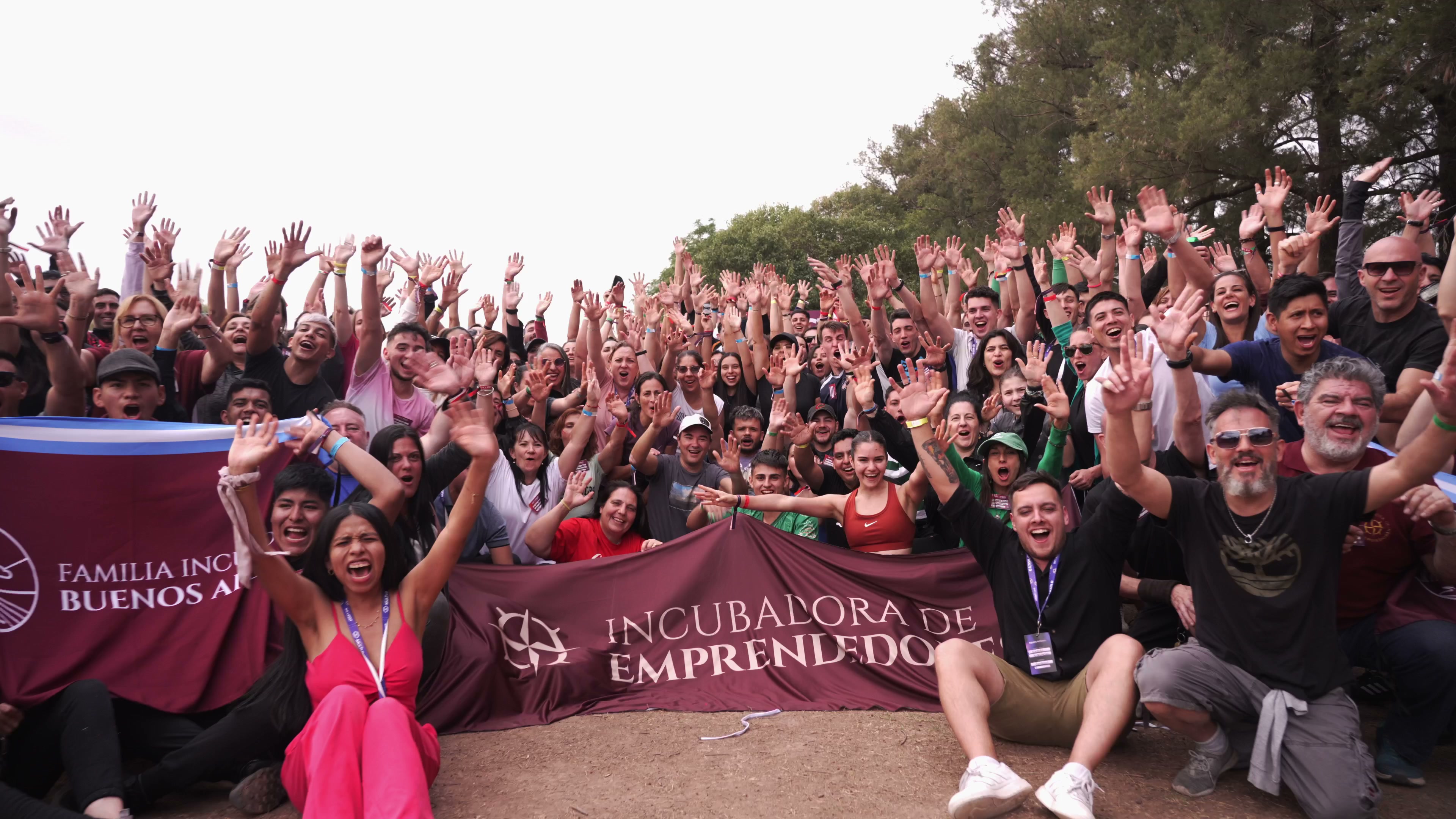 Comunidad posando con bandera Familia Incubadora en INCUFEST